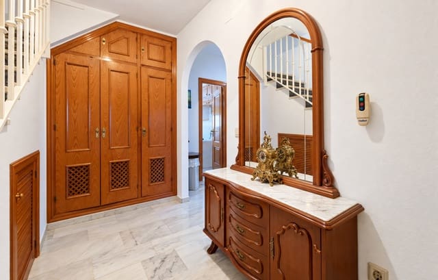 5 soveværelse Semi-Rækkehus til salg i Estepona - € 790.000 (Ref: 10142357)