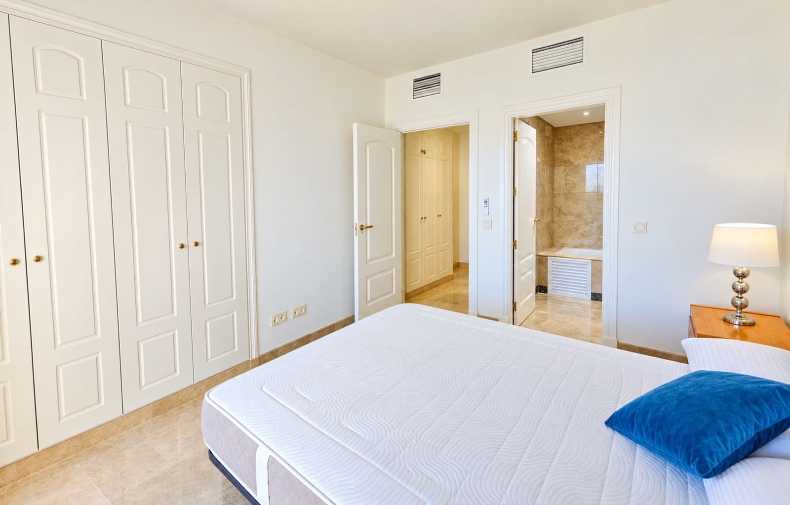 2 quarto Penthouse para venda em La Duquesa / Puerto de la Duquesa com piscina garagem - 259 000 € (Ref: 10159272)