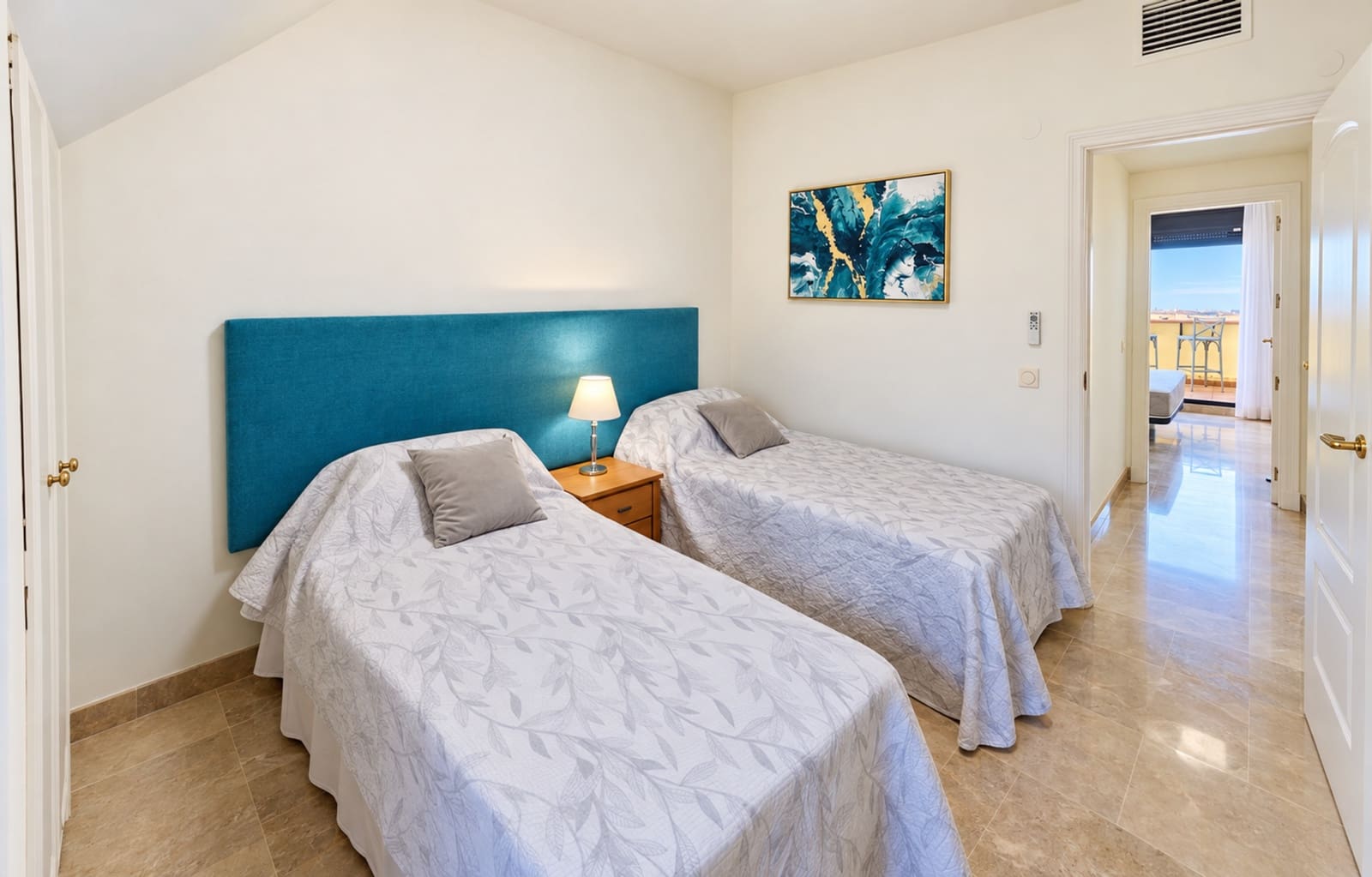 2 quarto Penthouse para venda em La Duquesa / Puerto de la Duquesa com piscina garagem - 259 000 € (Ref: 10159272)