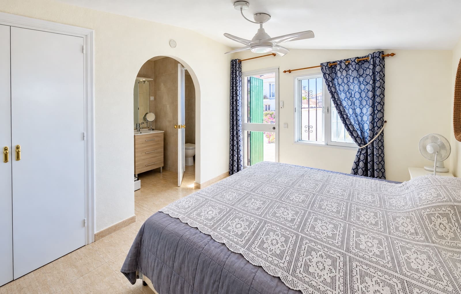 Pareado de 3 habitaciones en La Duquesa / Puerto de la Duquesa en venta con piscina - 329.000 € (Ref: 10171207)