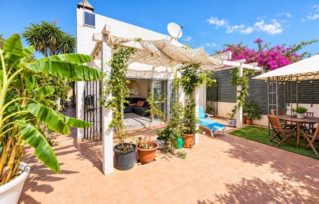 Pareado de 3 habitaciones en La Duquesa / Puerto de la Duquesa, Manilva en venta con piscina - 329.000 € (Ref: 10171207)