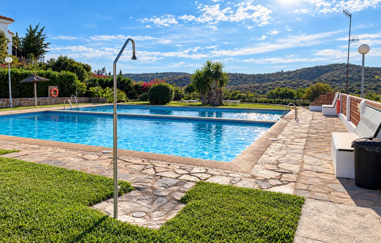 Pareado de 3 habitaciones en La Duquesa / Puerto de la Duquesa en venta con piscina - 329.000 € (Ref: 10171207)