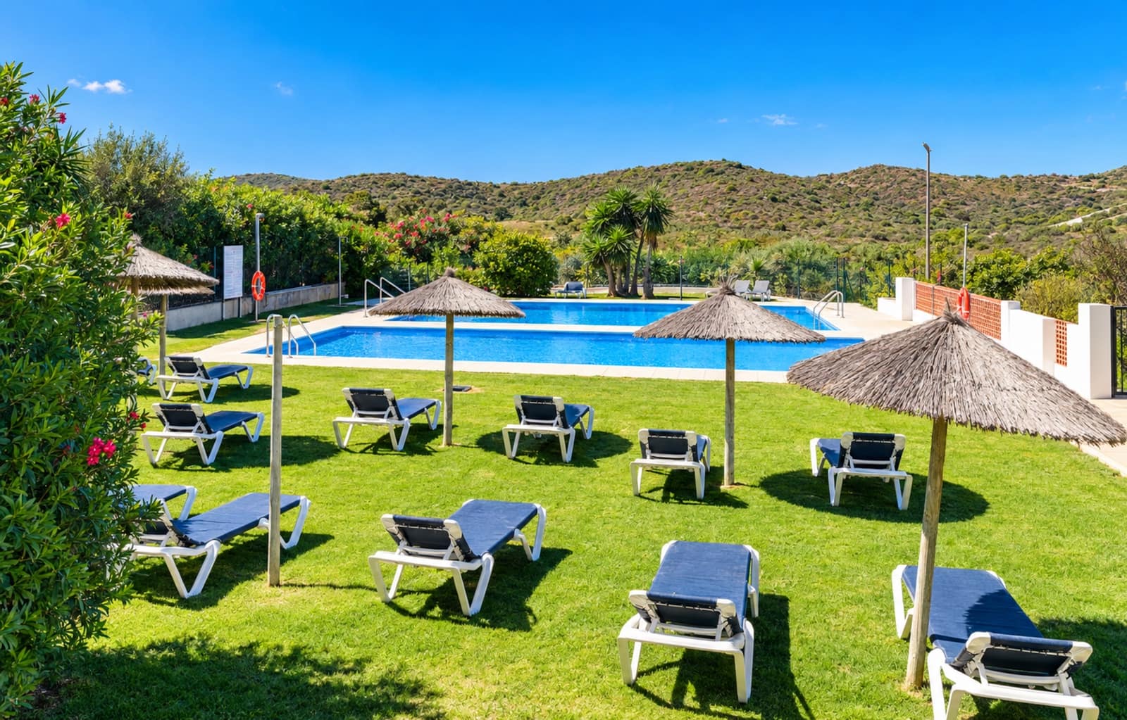 Pareado de 3 habitaciones en La Duquesa / Puerto de la Duquesa en venta con piscina - 329.000 € (Ref: 10171207)