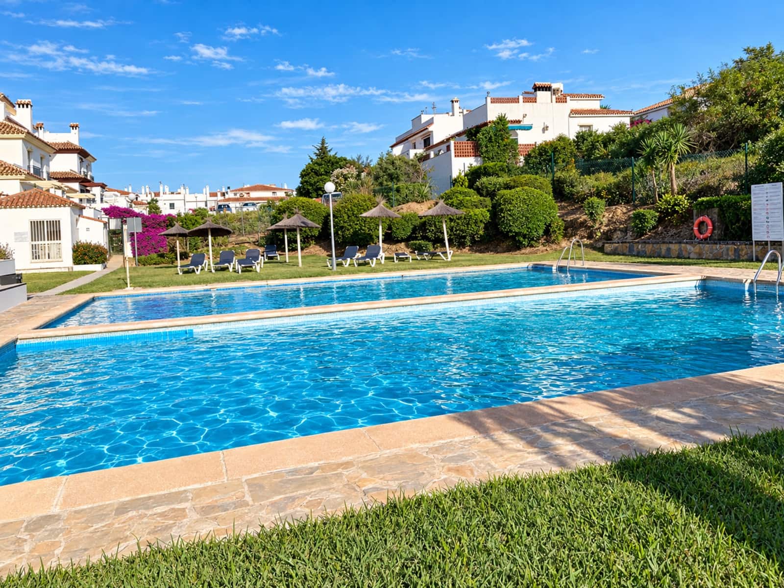 Pareado de 3 habitaciones en La Duquesa / Puerto de la Duquesa en venta con piscina - 329.000 € (Ref: 10171207)