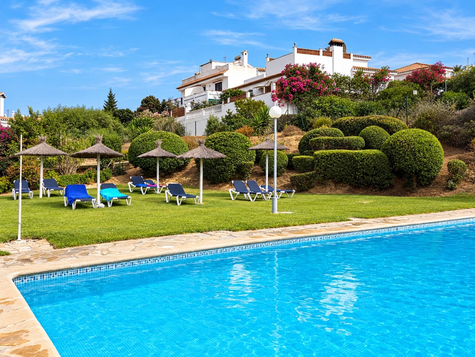 Pareado de 3 habitaciones en La Duquesa / Puerto de la Duquesa en venta con piscina - 329.000 € (Ref: 10171207)