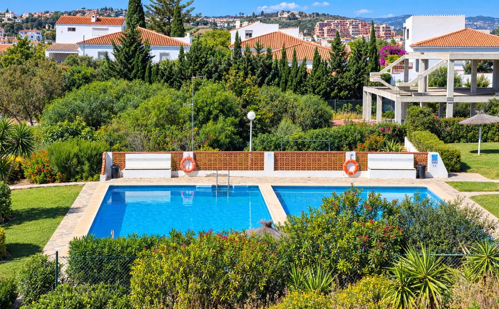 Pareado de 3 habitaciones en La Duquesa / Puerto de la Duquesa en venta con piscina - 329.000 € (Ref: 10171207)