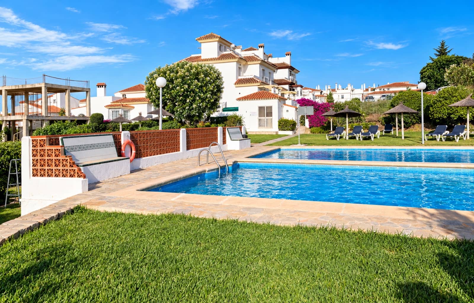 Pareado de 3 habitaciones en La Duquesa / Puerto de la Duquesa en venta con piscina - 329.000 € (Ref: 10171207)