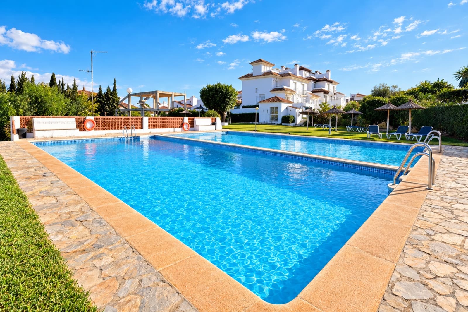 Pareado de 3 habitaciones en La Duquesa / Puerto de la Duquesa en venta con piscina - 329.000 € (Ref: 10171207)