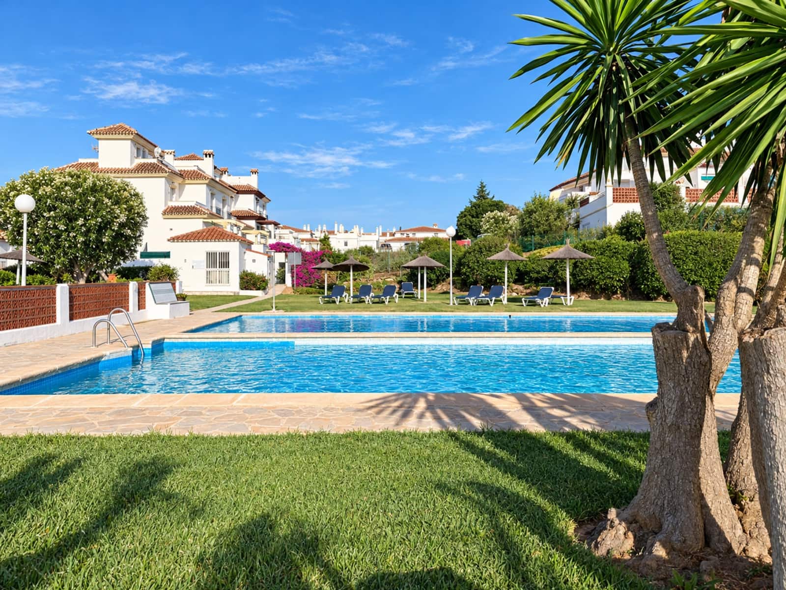 Pareado de 3 habitaciones en La Duquesa / Puerto de la Duquesa en venta con piscina - 329.000 € (Ref: 10171207)