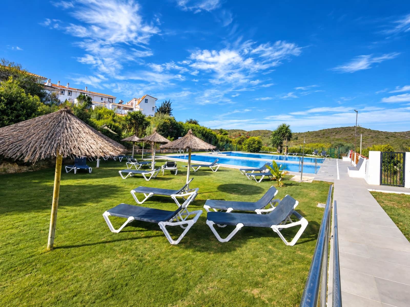 1 quarto Penthouse para venda em La Duquesa / Puerto de la Duquesa com piscina - 215 000 € (Ref: 10176877)