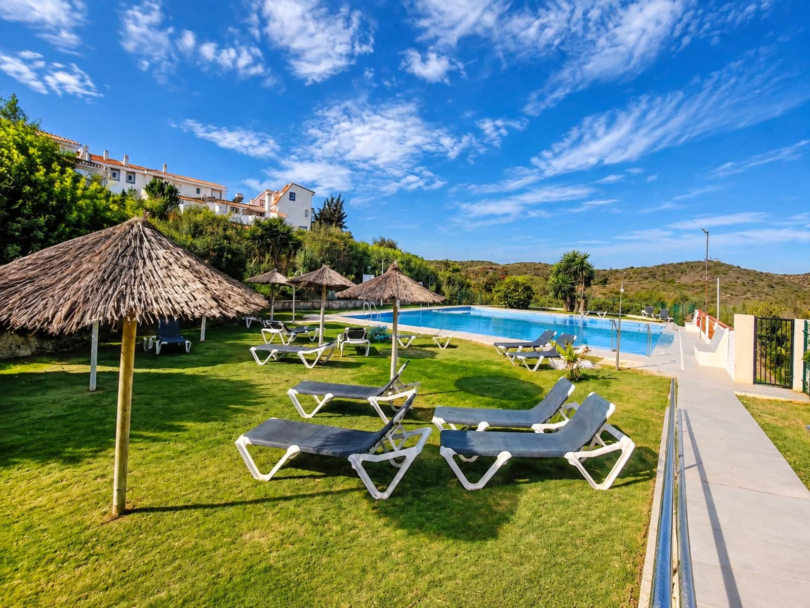 1 quarto Penthouse para venda em La Duquesa / Puerto de la Duquesa com piscina - 215 000 € (Ref: 10176877)