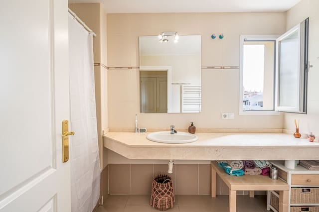 2 slaapkamer Appartement te koop in La Duquesa / Puerto de la Duquesa, Manilva met zwembad garage - € 269.500 (Ref: 7793138)