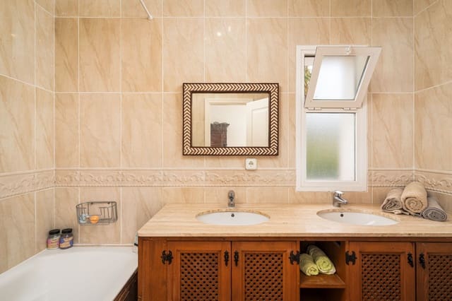 5 soveværelse Villa til salg i Sotogrande, San Roque med swimmingpool garage - € 980.000 (Ref: 7793157)