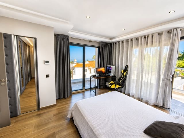 3 soveværelse Villa til salg i Buenas Noches, Estepona med swimmingpool garage - € 1.300.000 (Ref: 7823483)