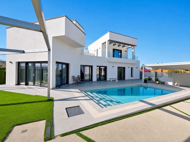 4 makuuhuone Huvila myytävänä paikassa Buenas Noches, Estepona mukana uima-altaan 
autotalli - 1 300 000 € (Ref: 7823483)