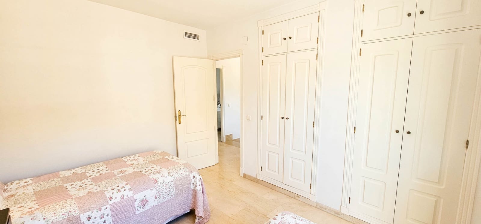 3 soveværelse Strandlejlighed til salg i Bahia de Casares med swimmingpool - € 470.000 (Ref: 8289252)