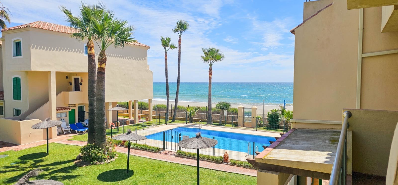 3 soveværelse Strandlejlighed til salg i Bahia de Casares med swimmingpool - € 470.000 (Ref: 8289252)