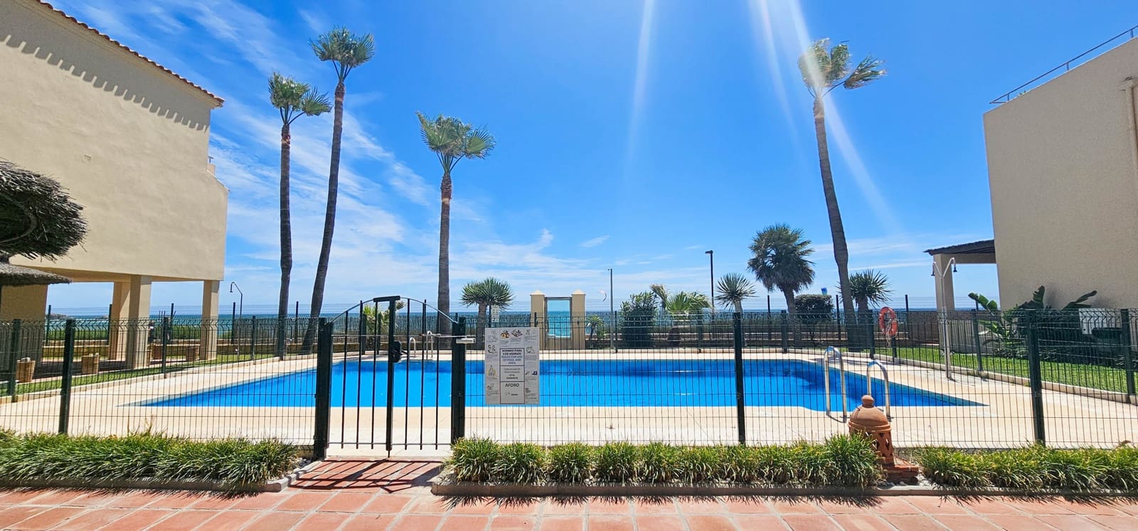 3 soveværelse Strandlejlighed til salg i Bahia de Casares med swimmingpool - € 470.000 (Ref: 8289252)