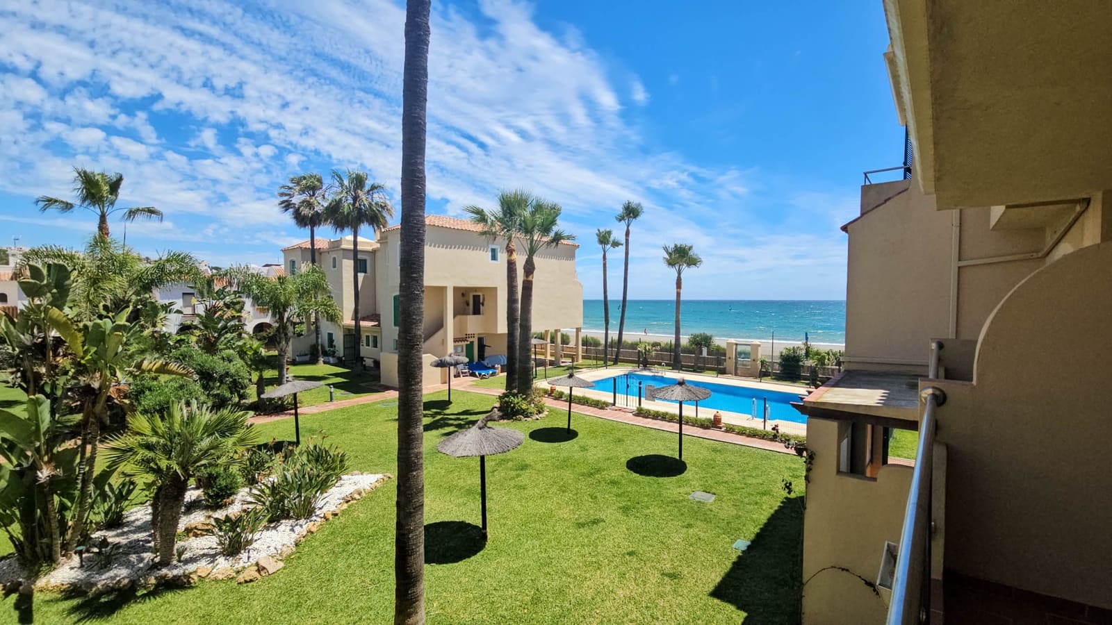 3 soveværelse Strandlejlighed til salg i Bahia de Casares med swimmingpool - € 470.000 (Ref: 8289252)