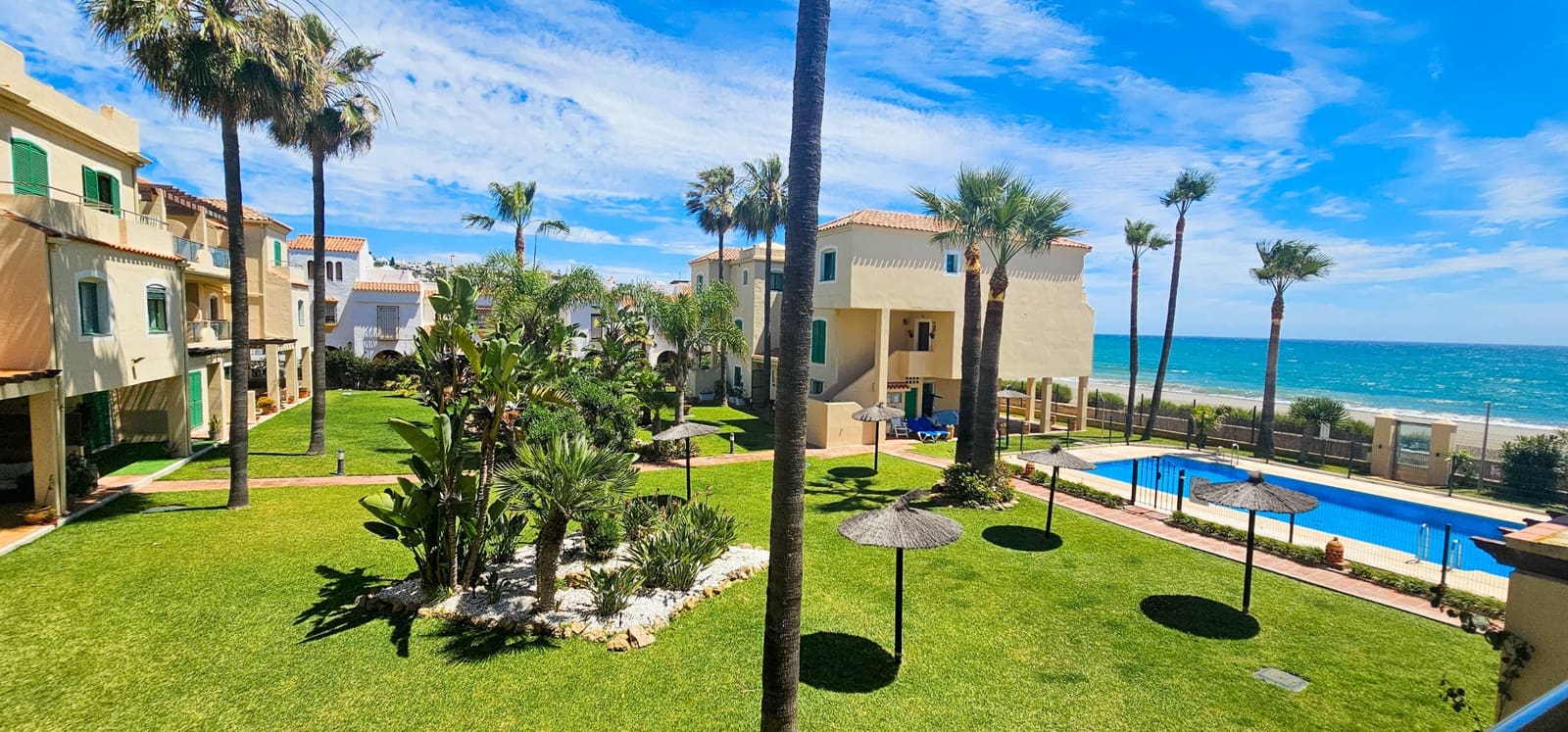 3 soveværelse Strandlejlighed til salg i Bahia de Casares med swimmingpool - € 470.000 (Ref: 8289252)