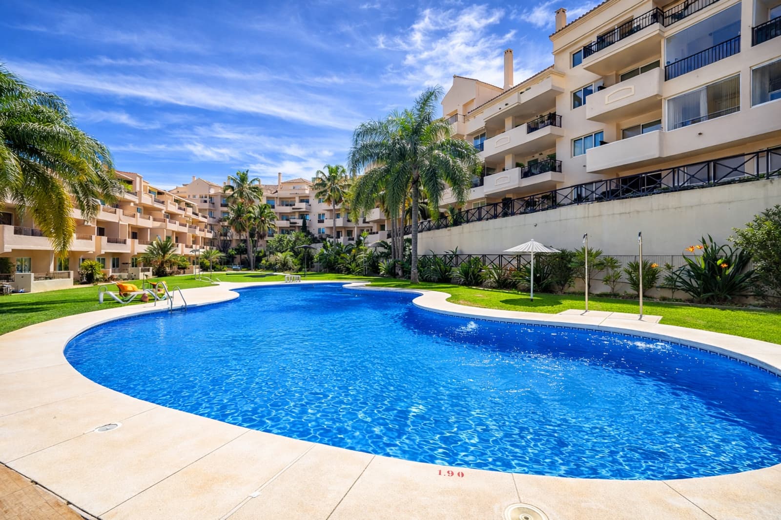 2 soveværelse Lejlighed til salg i La Duquesa / Puerto de la Duquesa med swimmingpool garage - € 270.000 (Ref: 8394831)