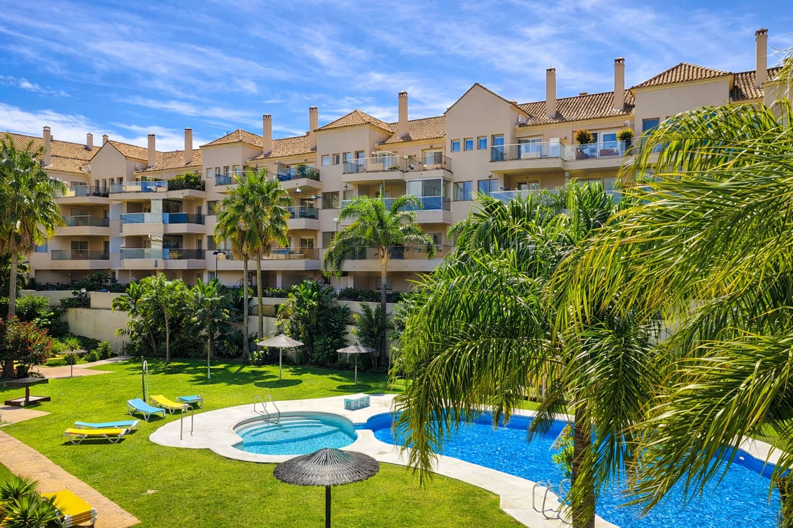 2 soveværelse Lejlighed til salg i La Duquesa / Puerto de la Duquesa med swimmingpool garage - € 270.000 (Ref: 8394831)
