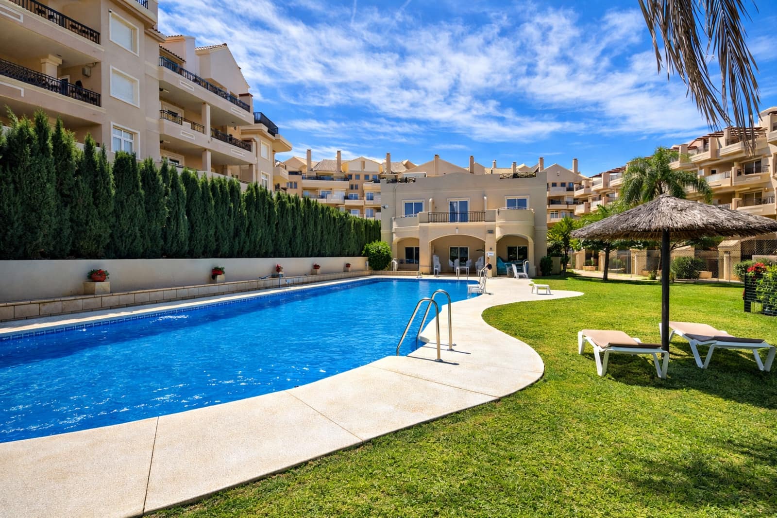 2 soveværelse Lejlighed til salg i La Duquesa / Puerto de la Duquesa med swimmingpool garage - € 270.000 (Ref: 8394831)
