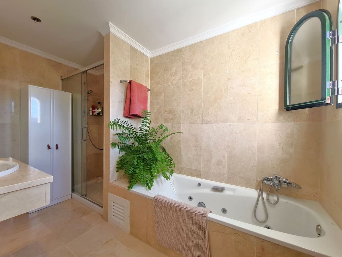 3 sypialnia Dom blizniak na sprzedaż w Manilva z basenem garażem - 549 000 € (Ref: 8849314)