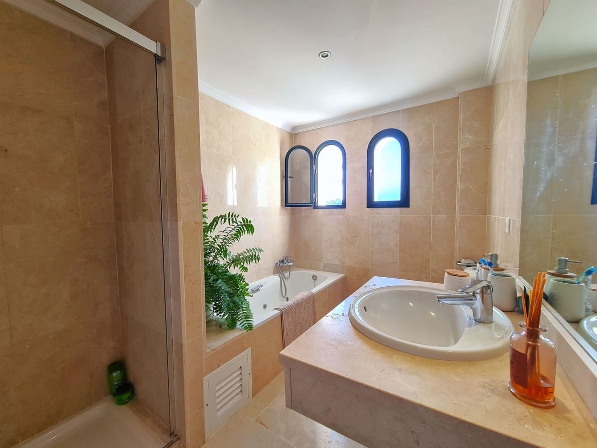 3 sypialnia Dom blizniak na sprzedaż w Manilva z basenem garażem - 549 000 € (Ref: 8849314)