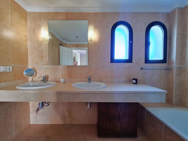Pareado de 3 habitaciones en Manilva en venta con piscina garaje - 549.000 € (Ref: 8849314)