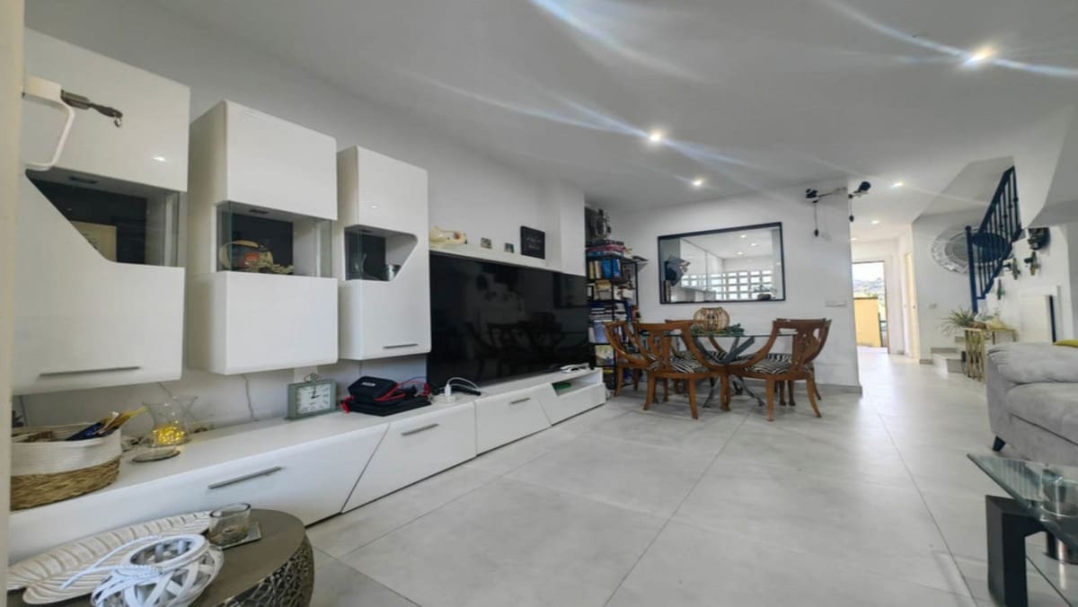 3 soverom Kjedet enebolig til salgs i Estepona med svømmebasseng garasje - € 348 000 (Ref: 8867034)