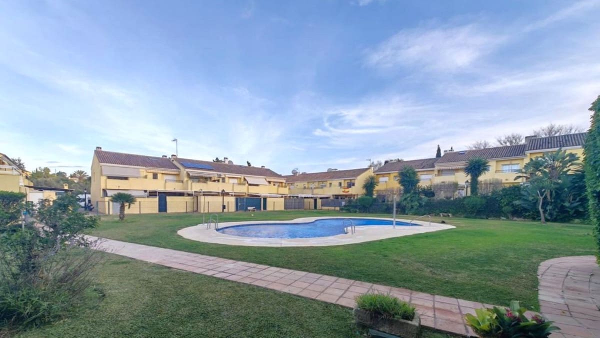 3 soverom Kjedet enebolig til salgs i Estepona med svømmebasseng garasje - € 348 000 (Ref: 8867034)