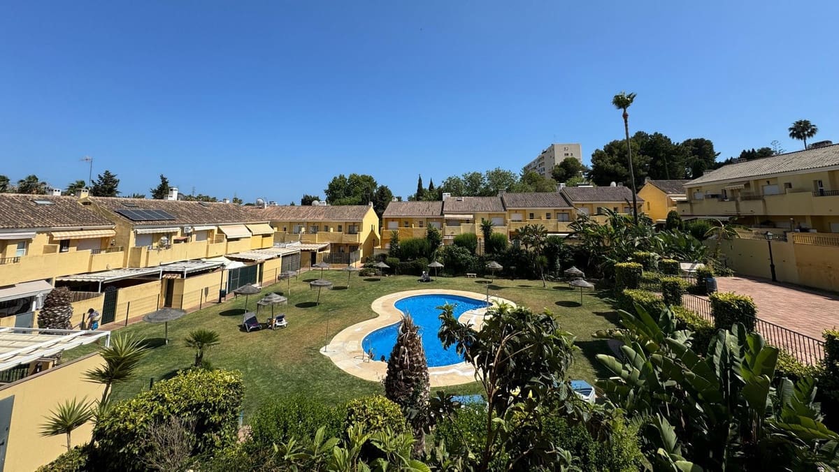 3 soverom Kjedet enebolig til salgs i Estepona med svømmebasseng garasje - € 348 000 (Ref: 8867034)