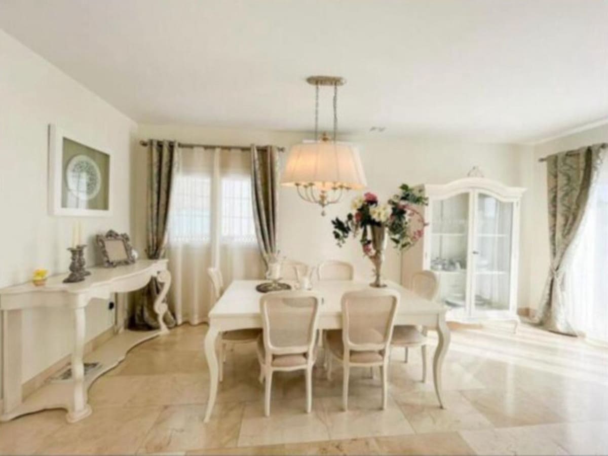 5 sovrum Villa till salu i San Roque med garage - 770 000 € (Ref: 8917810)
