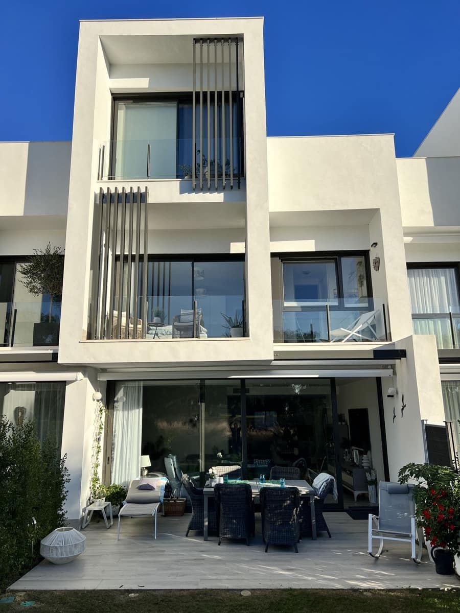 4 soveværelse Byhus til salg i Sotogrande med garage - € 869.000 (Ref: 8950604)