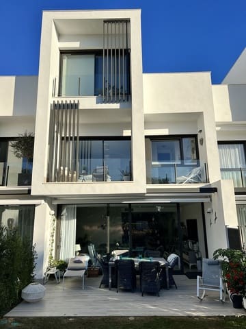 4 soverom Hus til salgs i Sotogrande, San Roque med garasje - € 869 000 (Ref: 8950604)