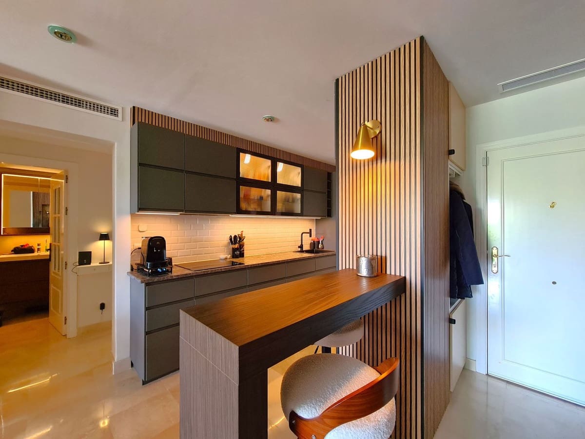 Apartamento de 3 habitaciones en Benahavís en venta con piscina garaje - 675.000 € (Ref: 8976051)