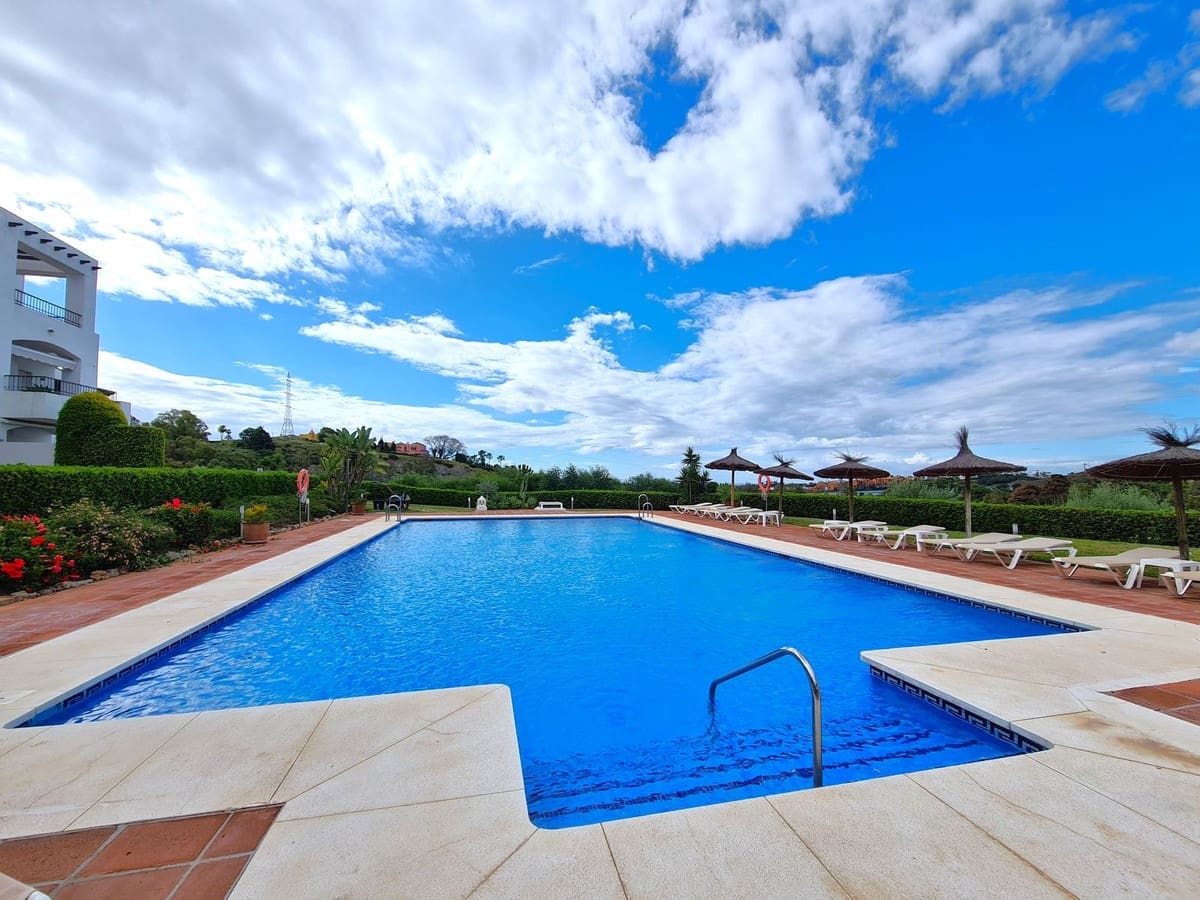 Apartamento de 3 habitaciones en Benahavís en venta con piscina garaje - 675.000 € (Ref: 8976051)