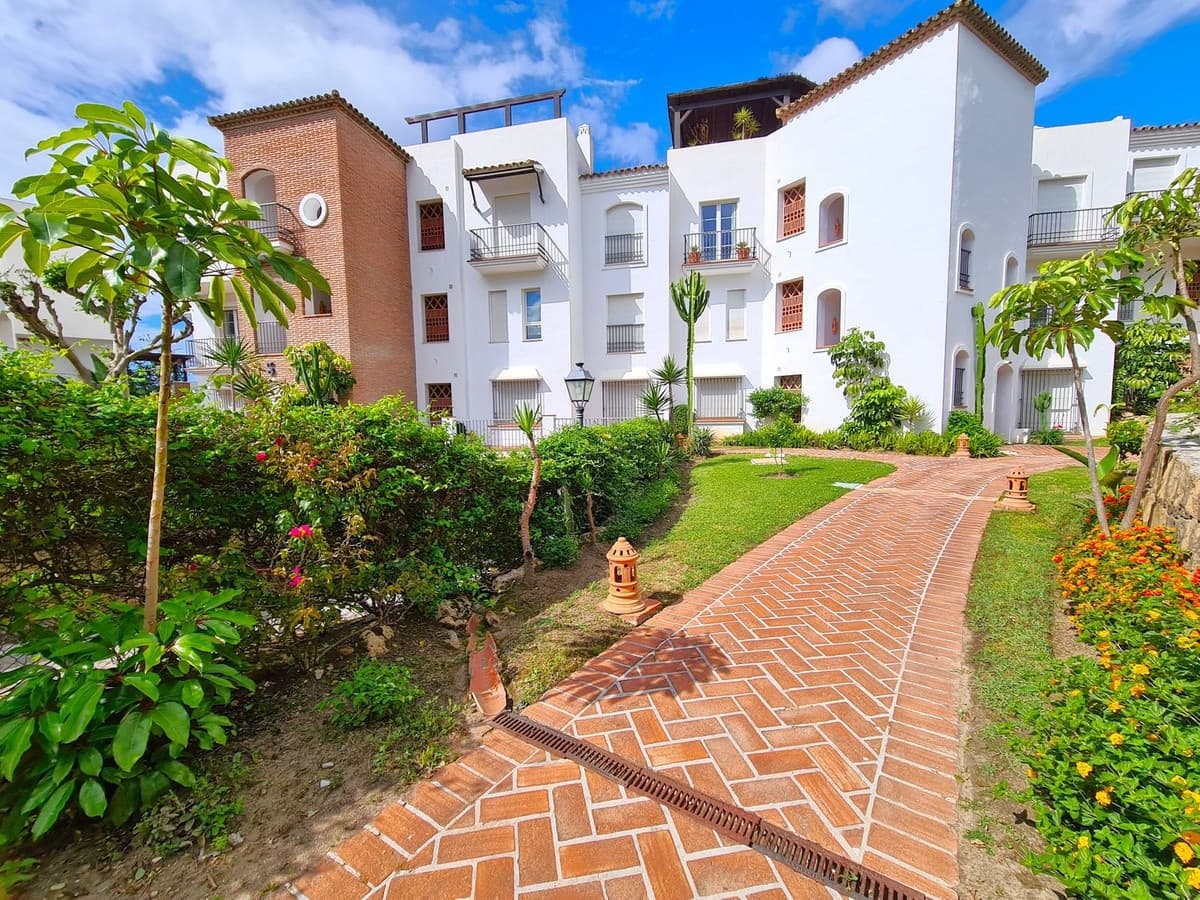 Apartamento de 3 habitaciones en Benahavís en venta con piscina garaje - 675.000 € (Ref: 8976051)