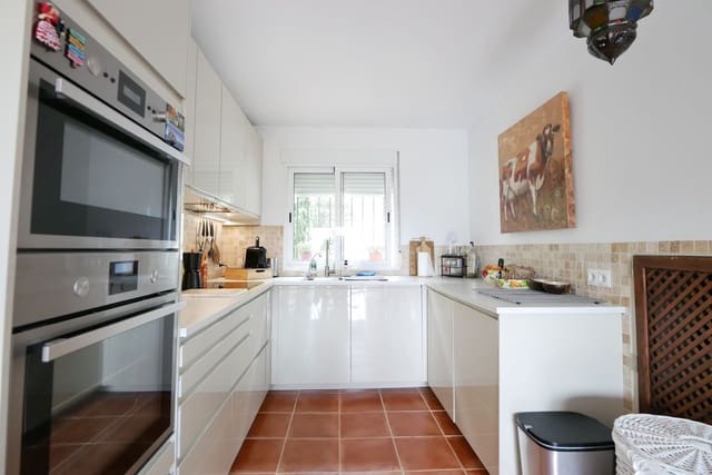 2 soverom Kjedet enebolig til salgs i Manilva med svømmebasseng - € 349 000 (Ref: 8988194)