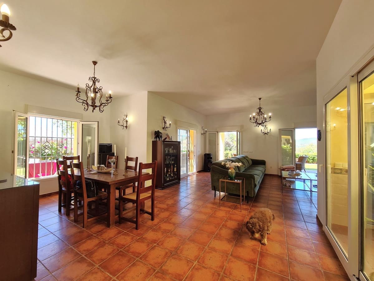 3 soveværelse Villa til salg i Manilva - € 960.000 (Ref: 9004636)