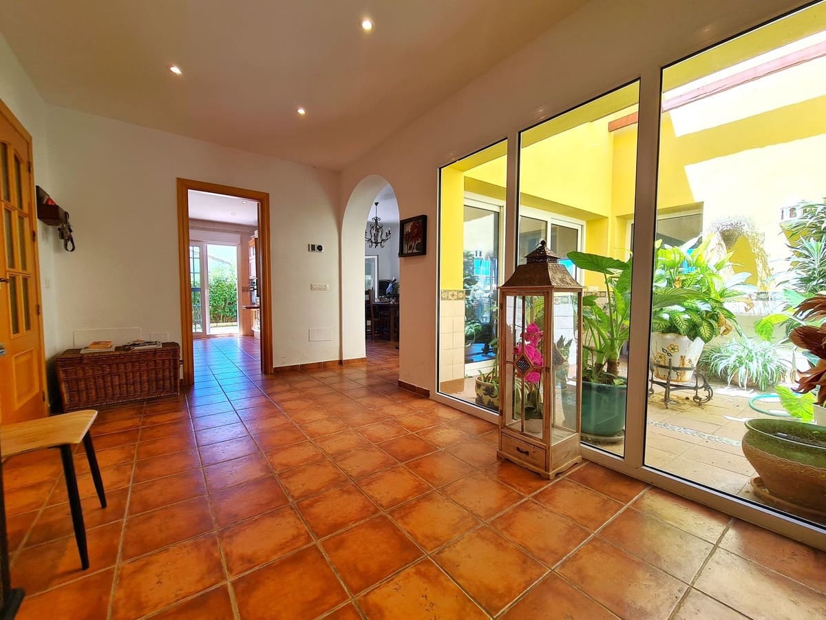 3 soveværelse Villa til salg i Manilva - € 960.000 (Ref: 9004636)