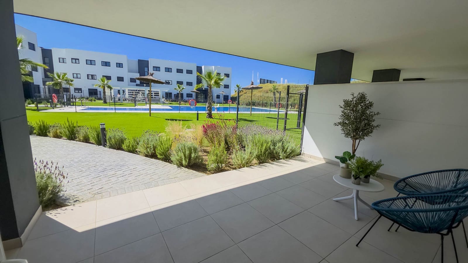 2 soverom Leilighet til salgs i Estepona med svømmebasseng garasje - € 369 000 (Ref: 9012410)