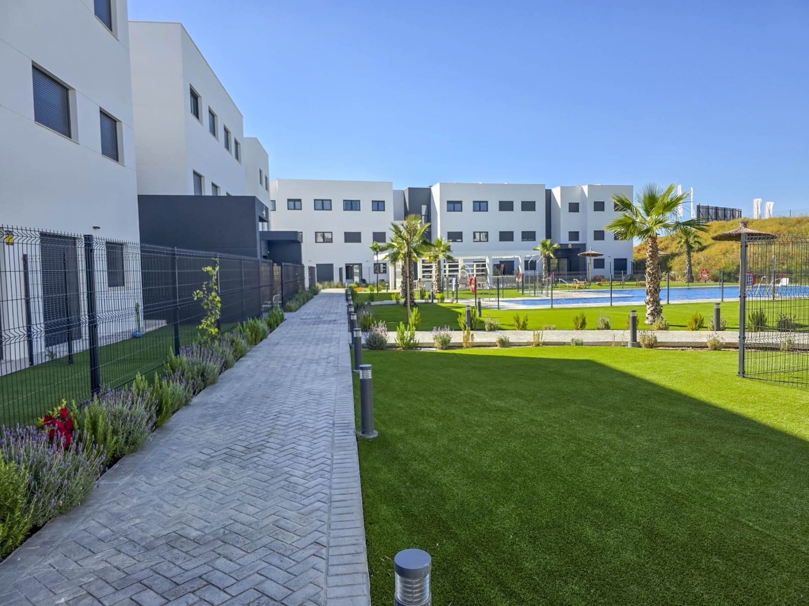 2 soverom Leilighet til salgs i Estepona med svømmebasseng garasje - € 369 000 (Ref: 9012410)