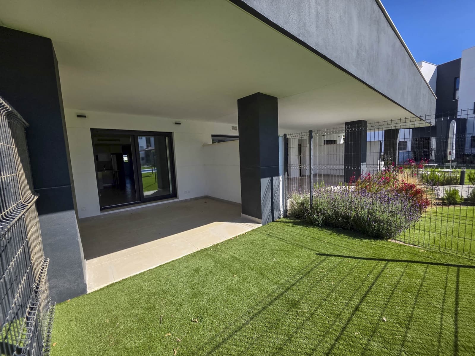 2 soverom Leilighet til salgs i Estepona med svømmebasseng garasje - € 369 000 (Ref: 9012410)