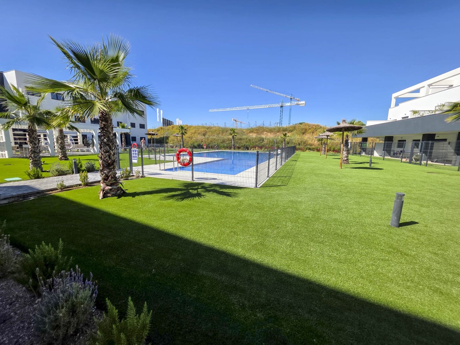 2 soverom Leilighet til salgs i Estepona med svømmebasseng garasje - € 369 000 (Ref: 9012410)