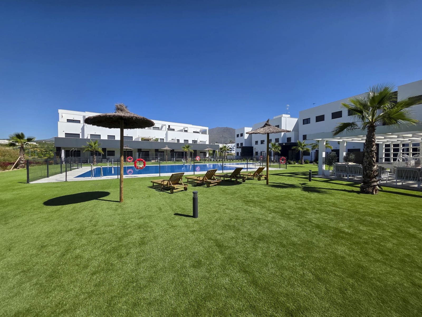 2 soverom Leilighet til salgs i Estepona med svømmebasseng garasje - € 369 000 (Ref: 9012410)