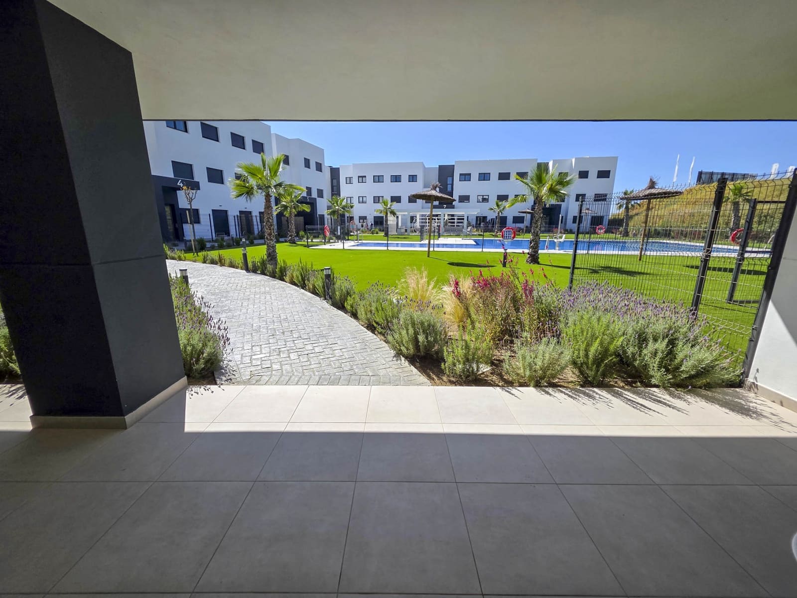 2 soverom Leilighet til salgs i Estepona med svømmebasseng garasje - € 369 000 (Ref: 9012410)