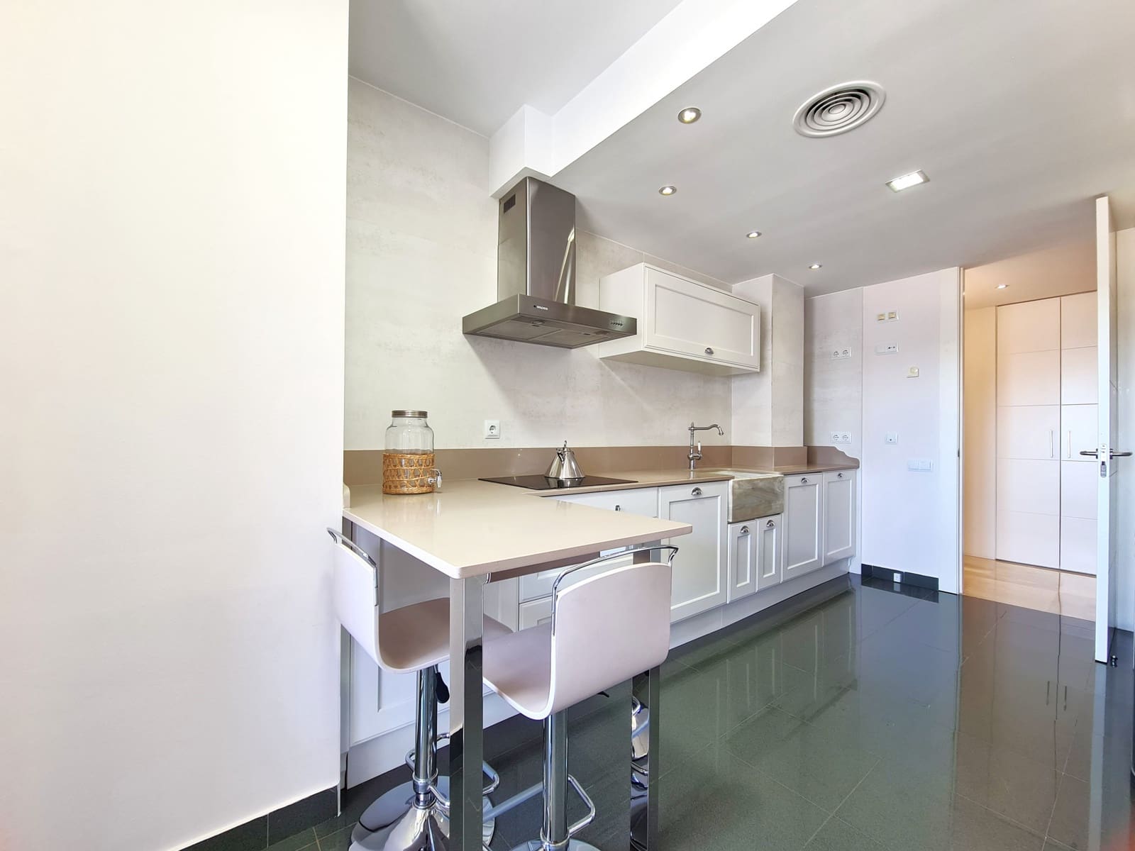 3 soveværelse Lejlighed til salg i Manilva med swimmingpool garage - € 398.000 (Ref: 9031278)