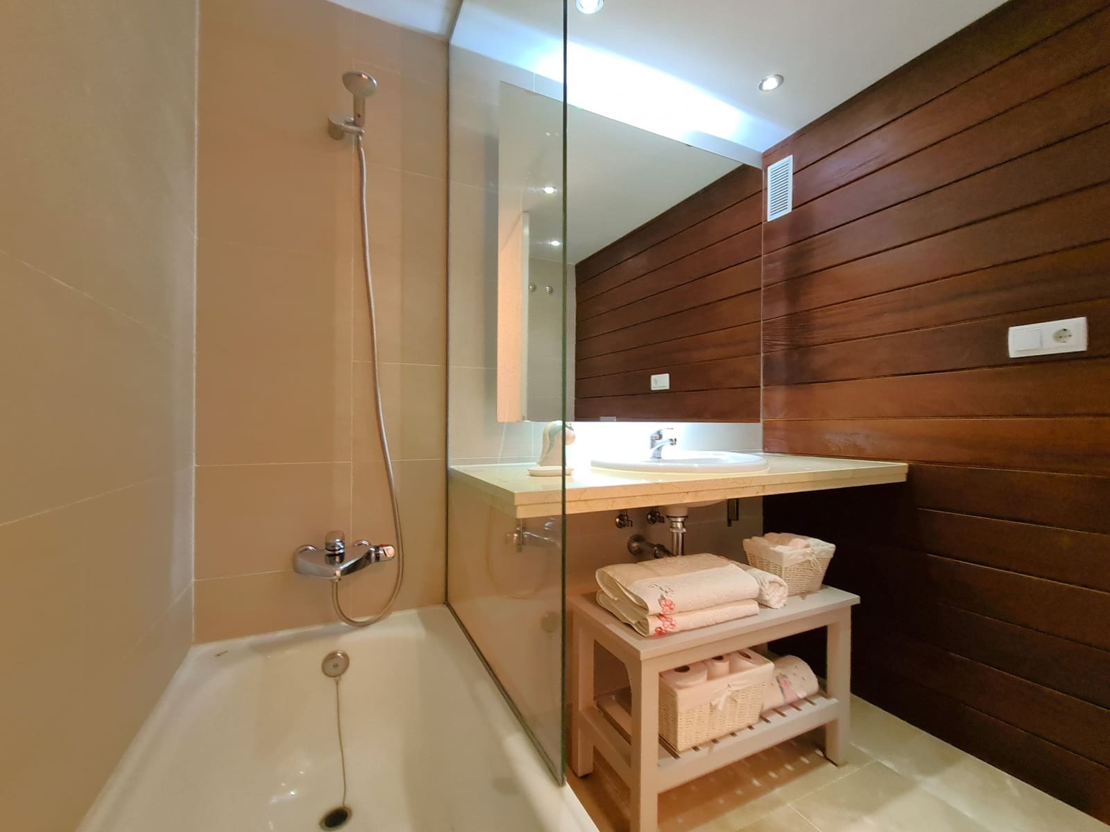 3 soveværelse Lejlighed til salg i Manilva med swimmingpool garage - € 398.000 (Ref: 9031278)